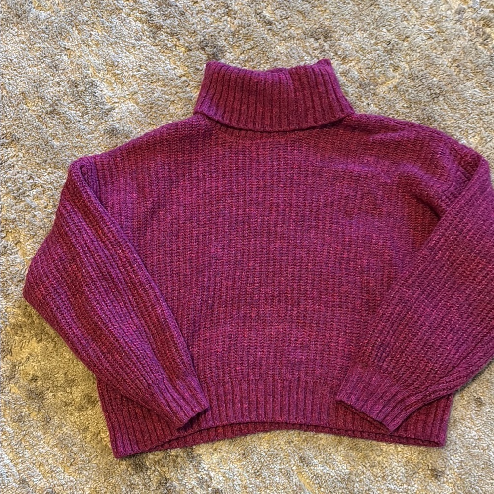 🍍Old Navy turtle neck-crop sweater 🍍Sz Large🍍23” Pit to pit🍍21” length